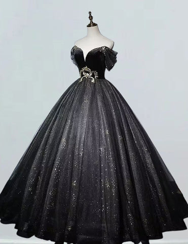 a black and white dress on a mannequin a black and white dress on a mannequin
