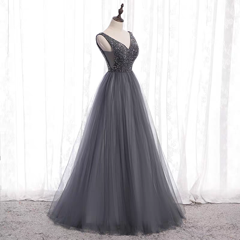 The Perfect Fairytale: Why This Crystal-Beaded Gray Tulle Gown is Our Top Pick for Prom Season