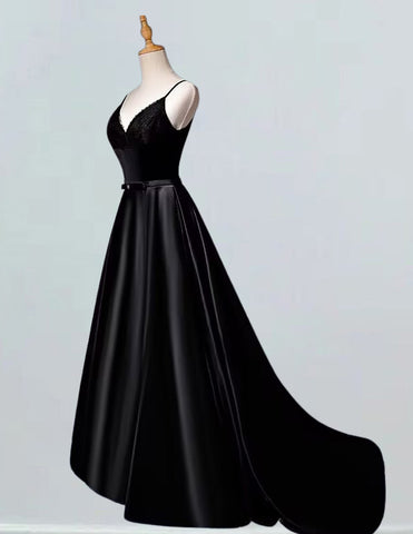 Elegant black tulle V-neck prom dress with pleated skirt for girls' formal events, including ball gowns, evening, and bridesmaid dresses